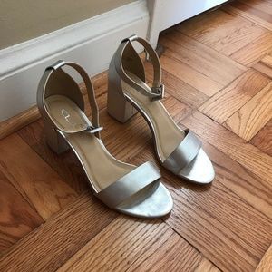 Silver size 7.5 CL by Laundry Jody Sandal